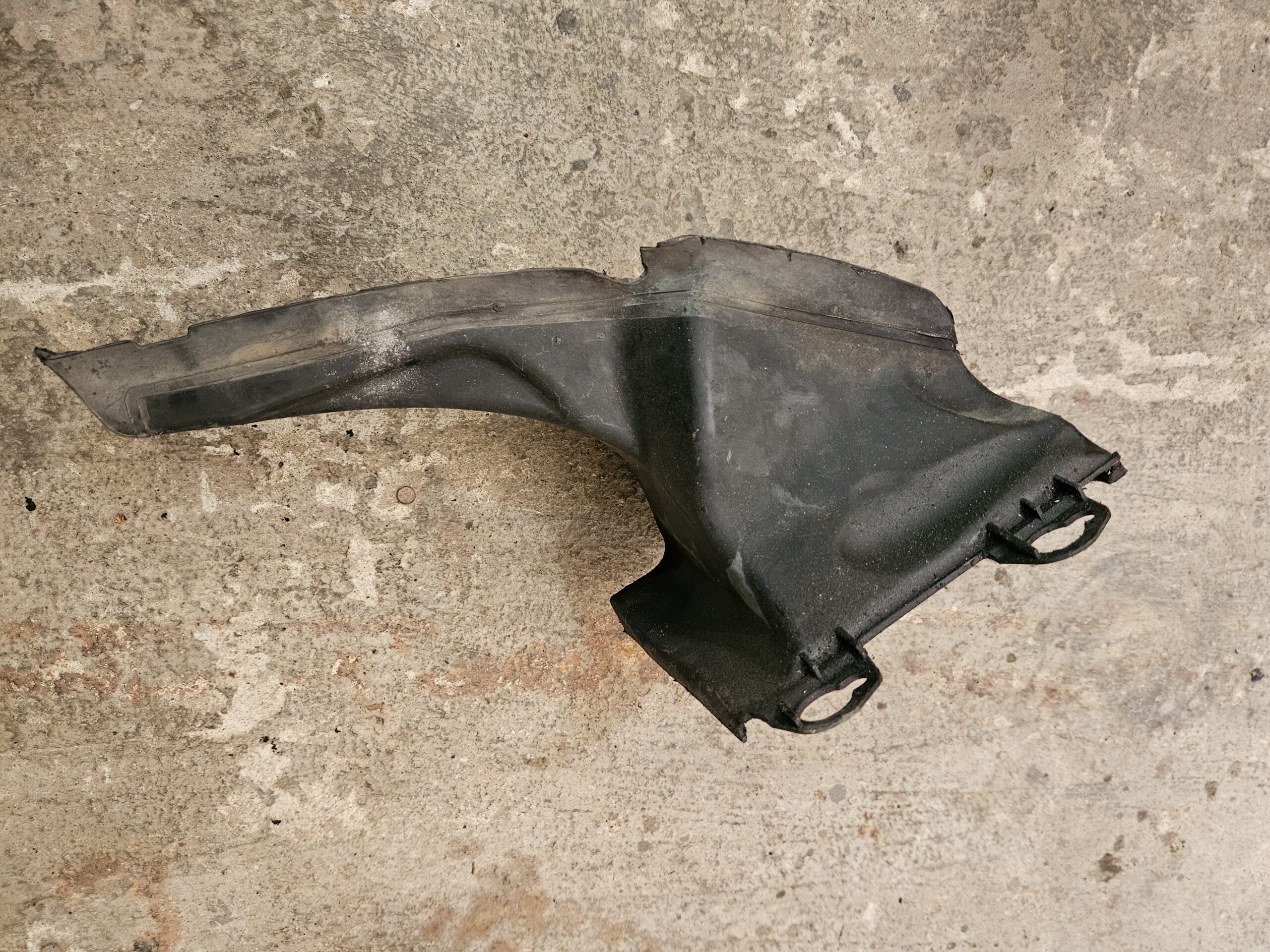 20250130_135855 Audi intercooleri õhusuunaja parem 4F0145334
