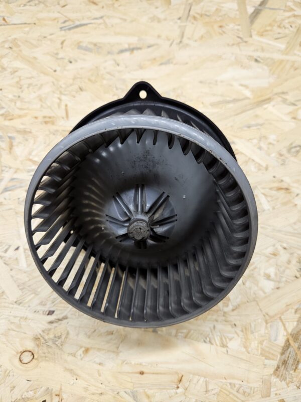 20251027_154030 Toyota salongi ventilaator 016070-0610