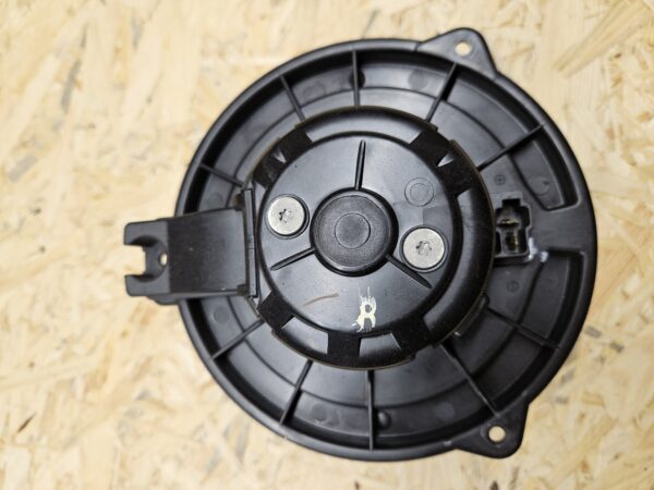 20251027_154042 Toyota salongi ventilaator 016070-0610