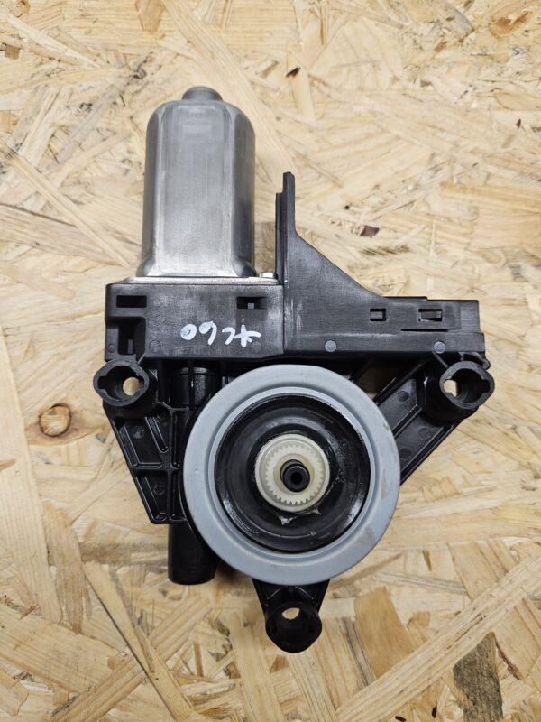 20251030_105414 Volvo klaasitõstuki mootor 966268-102