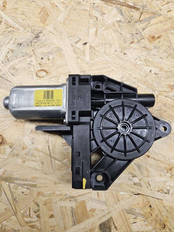 20251030_105422 Volvo klaasitõstuki mootor 966268-102