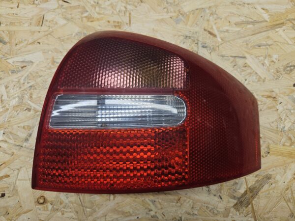 Audi A6 C5 parem tagatuli 4B5945096