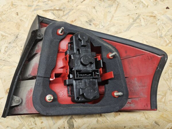 Audi A6 C5 vasak tagatuli 4B5945095