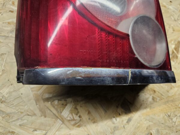 Toyota Avensis vasak tagatuli