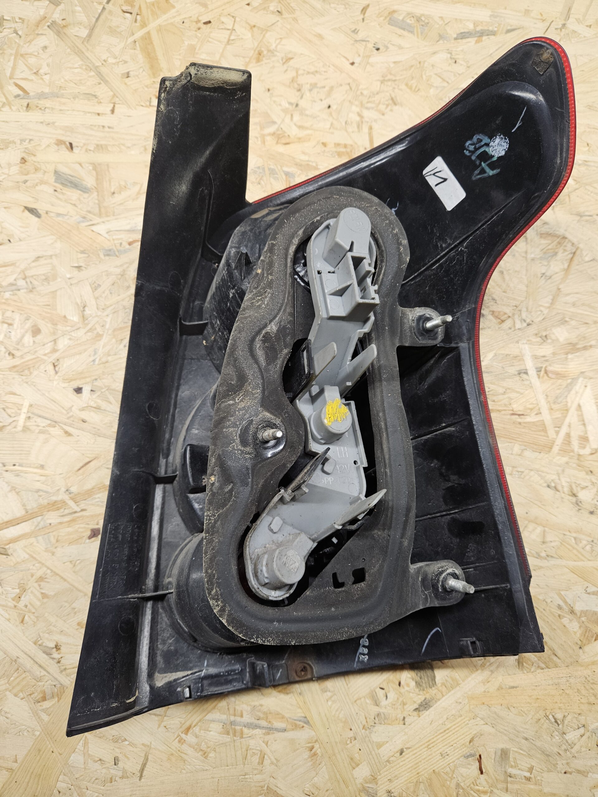 Toyota Avensis vasak tagatuli