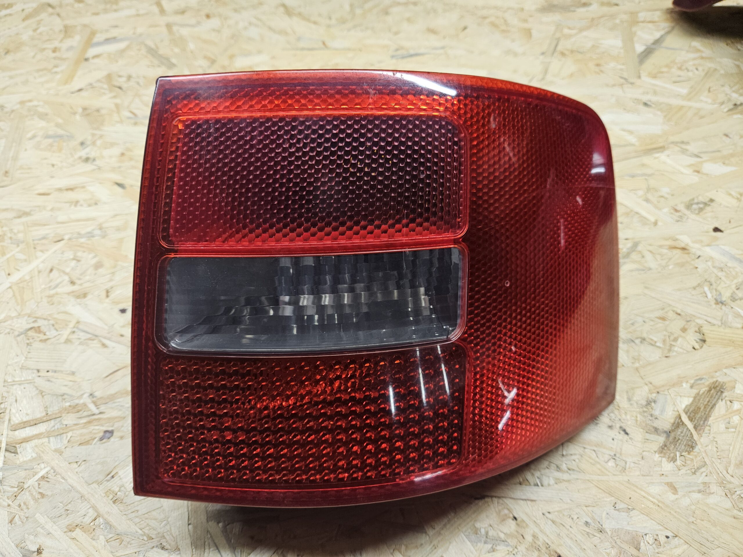 Audi A6 C5 parem tagatuli 4B9945096