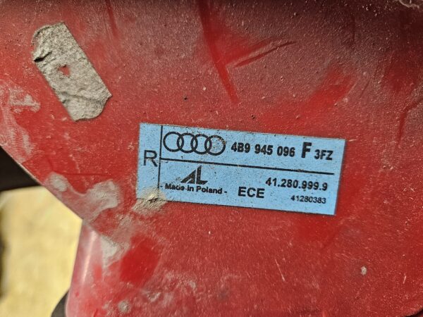 Audi A6 C5 parem tagatuli 4B9945096