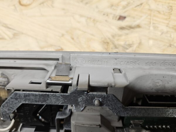 20251030_114756 Audi A6 C5 laevalgusti 4B0947111