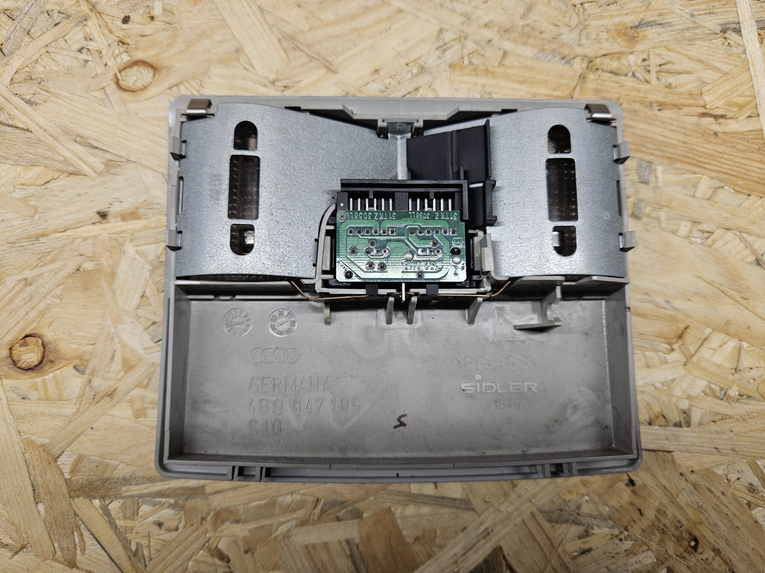 Audi A6 C5 laevalgusti 4B0947105