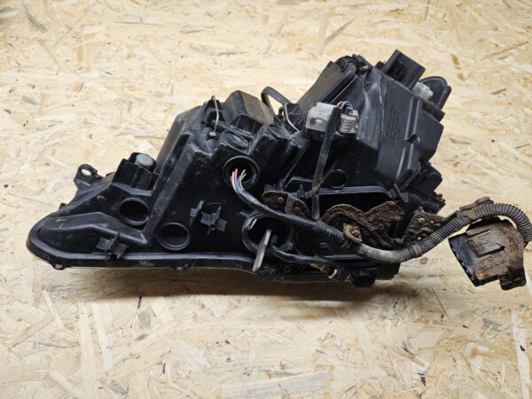 Lexus IS parem halogeen esituli