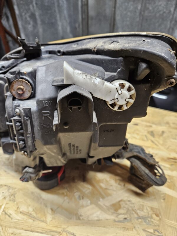 Lexus IS parem halogeen esituli