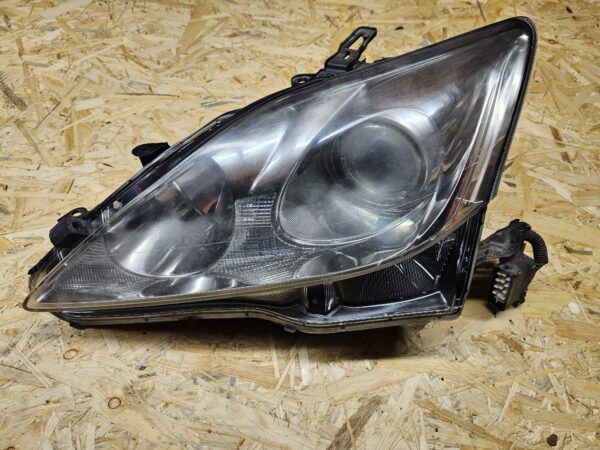 20251105_093922 Lexus IS vasak halogeen esituli