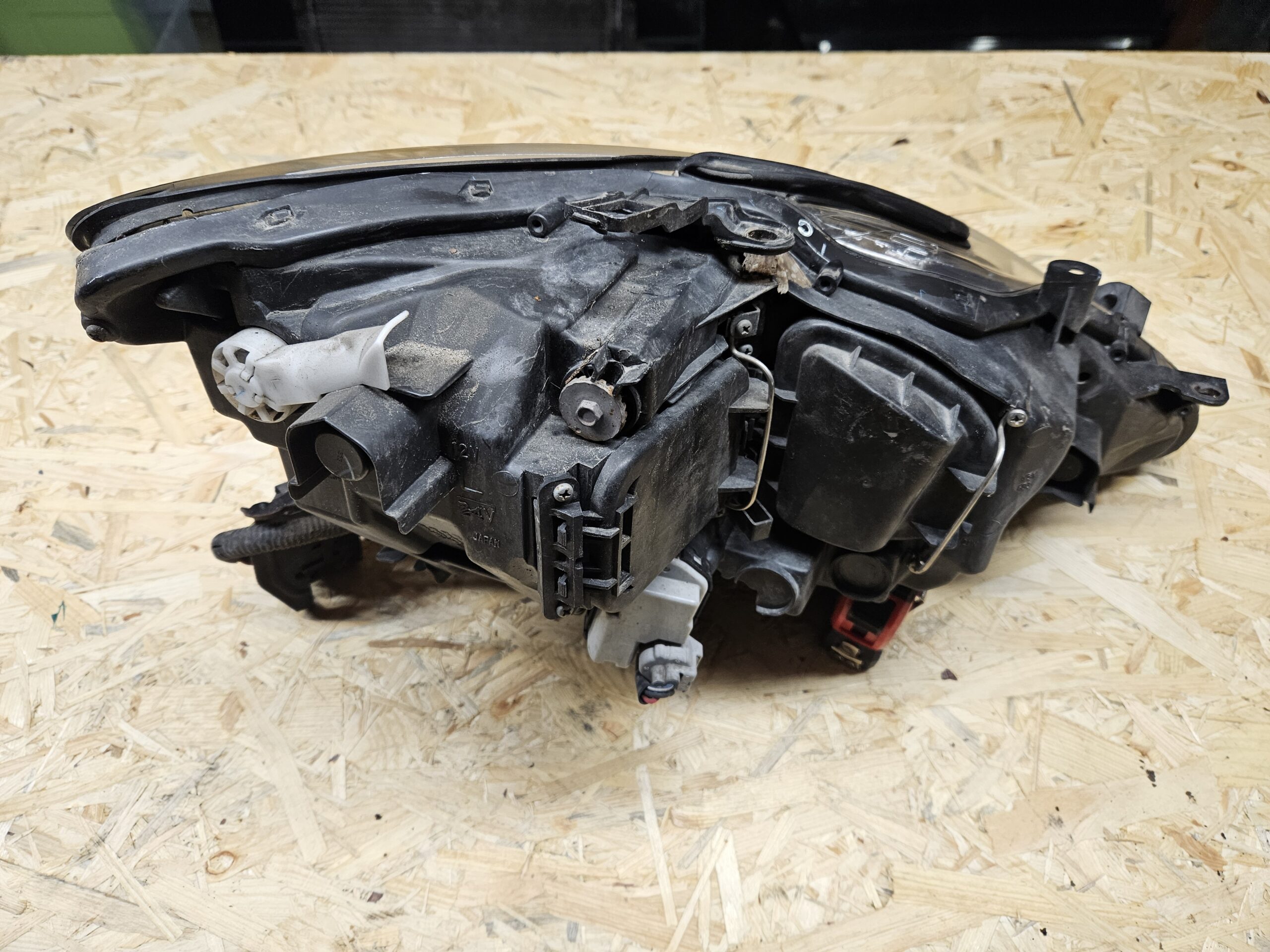 20251105_093945 Lexus IS vasak halogeen esituli