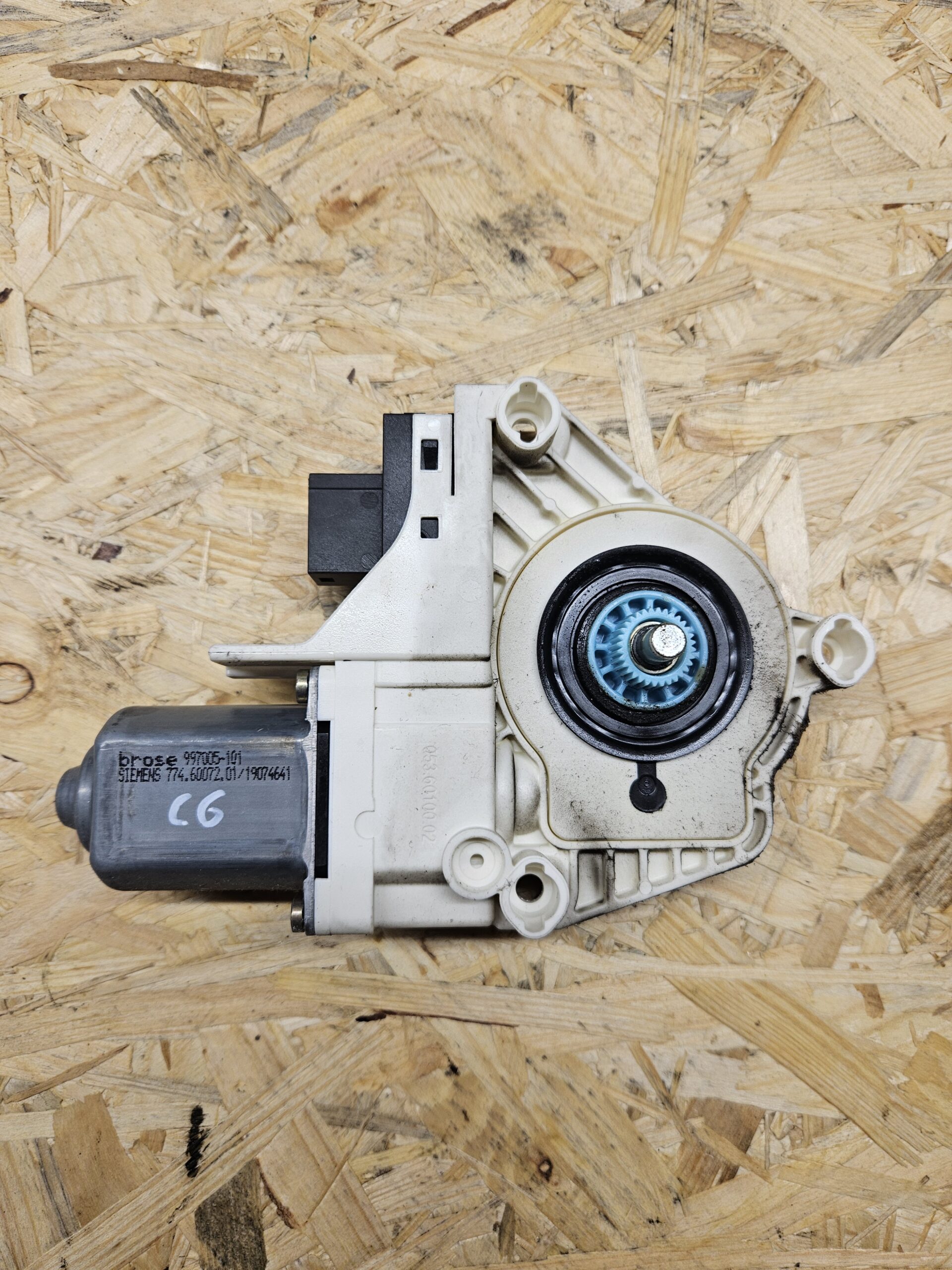 Audi A6 C6 aknatõstuki mootor 4F0959801A