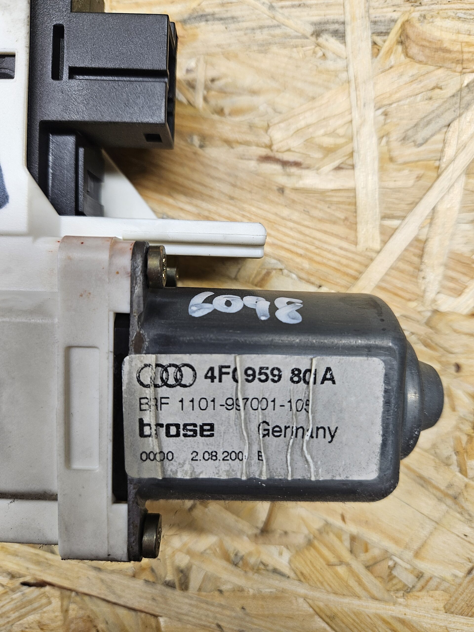 Audi A6 C6 aknatõstuki mootor 4F0959801A