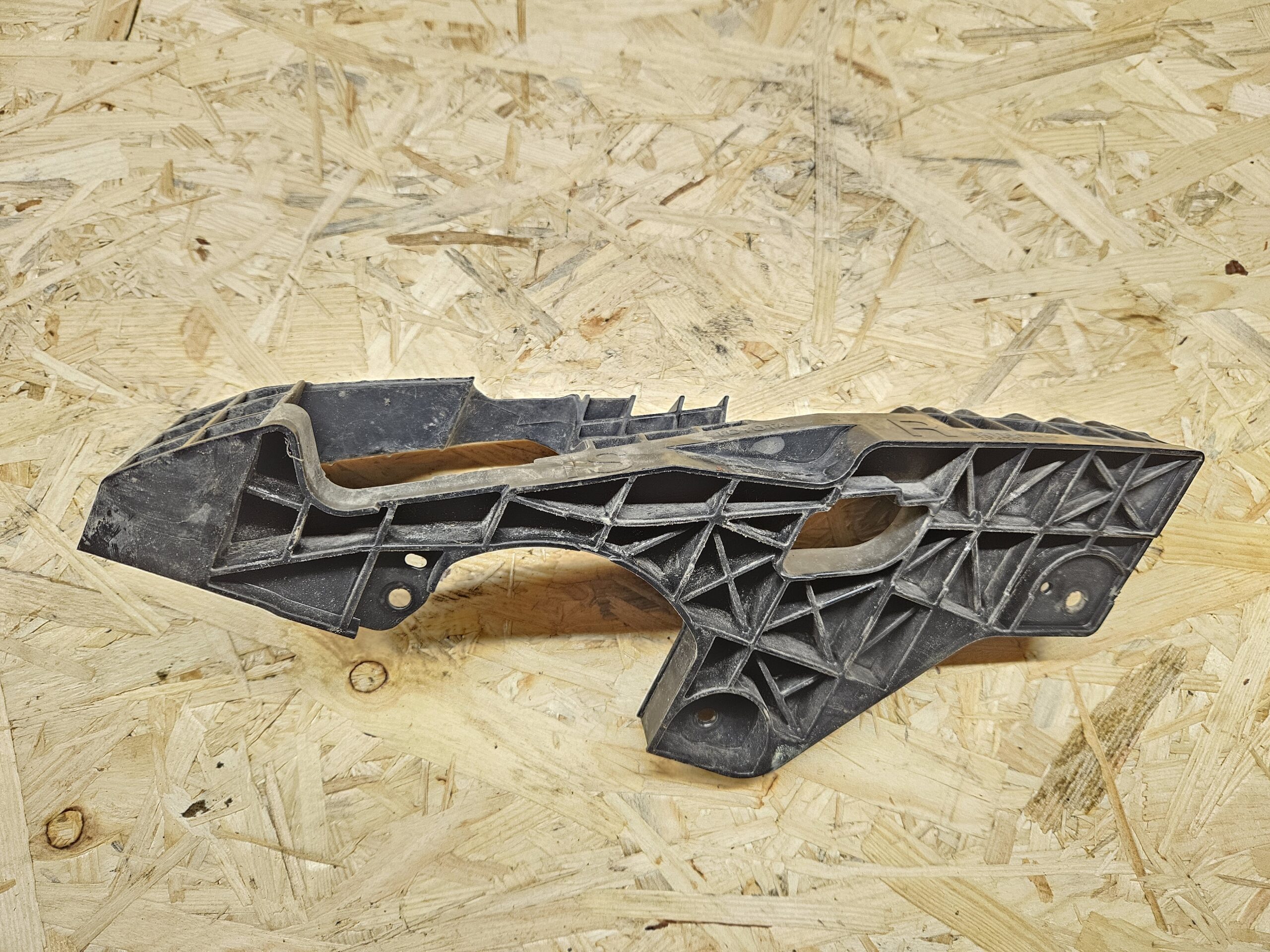 20251105_095805 Lexus IS esistange parem kinnitus 52115-53020