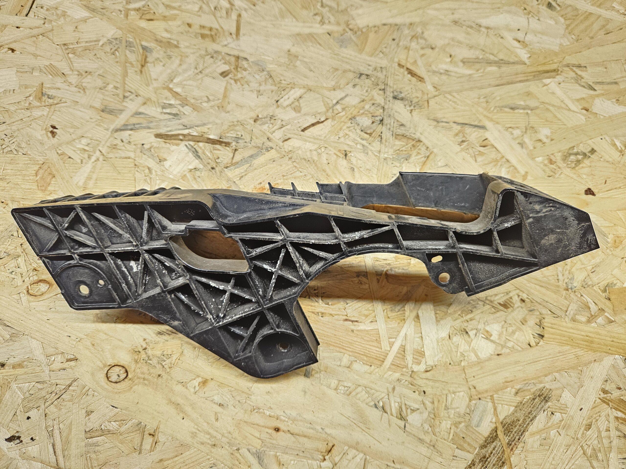 Lexus IS esistange vasak kinnitus 52116-53020