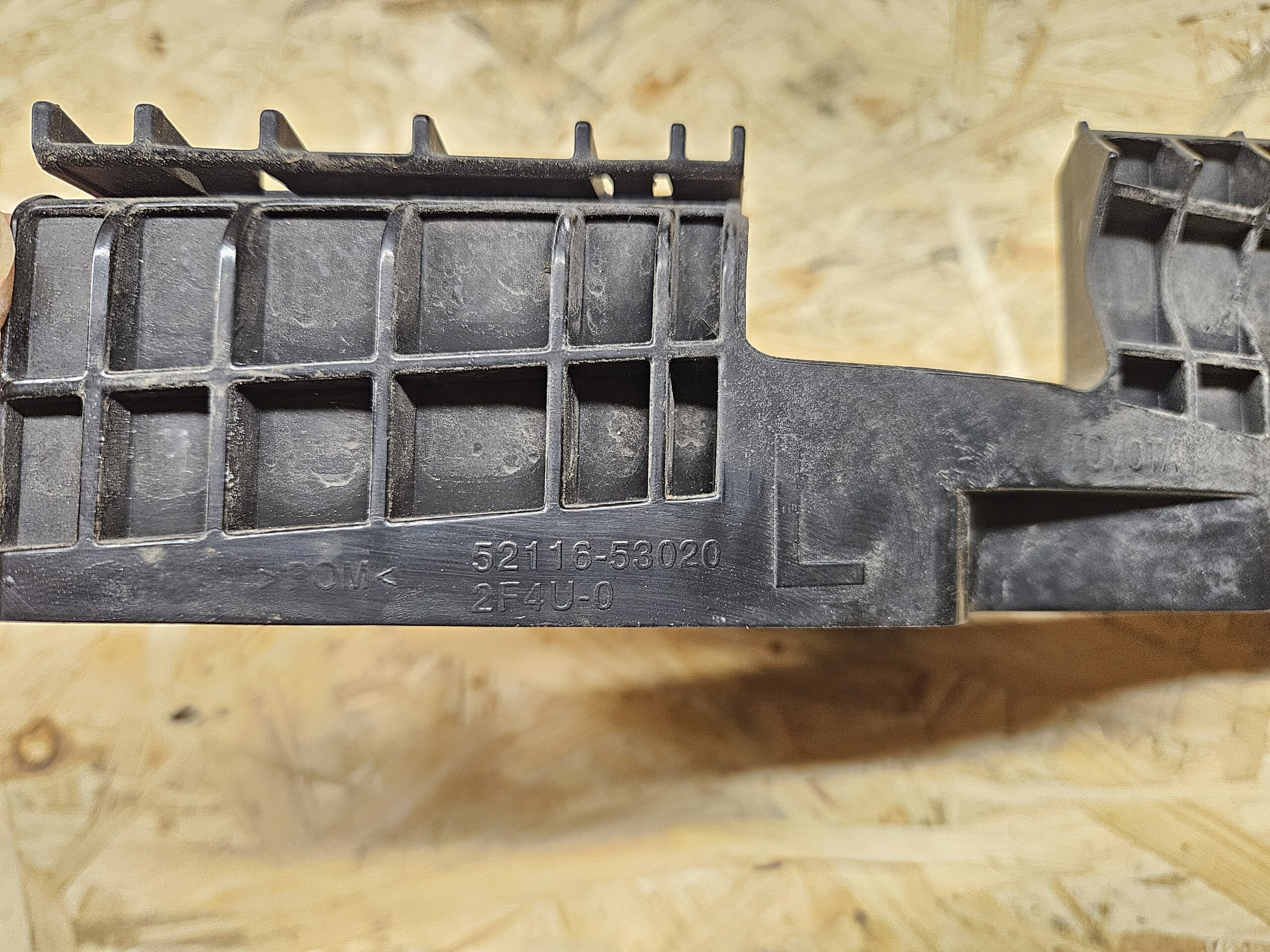 Lexus IS esistange vasak kinnitus 52116-53020