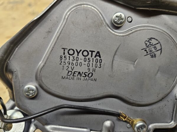 Toyota Avensis tagaluugi kojamehe mootor 85130-05100