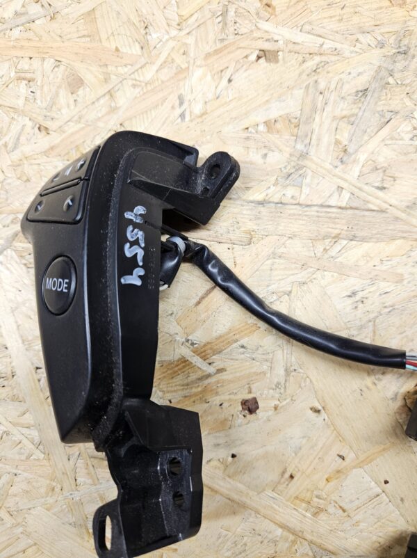 Toyota Avensis roolinupud 75B596