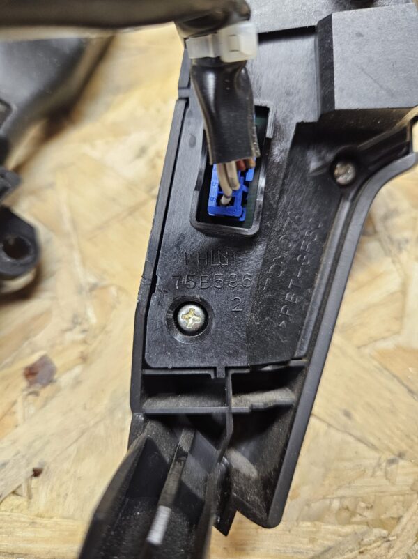 Toyota Avensis roolinupud 75B596