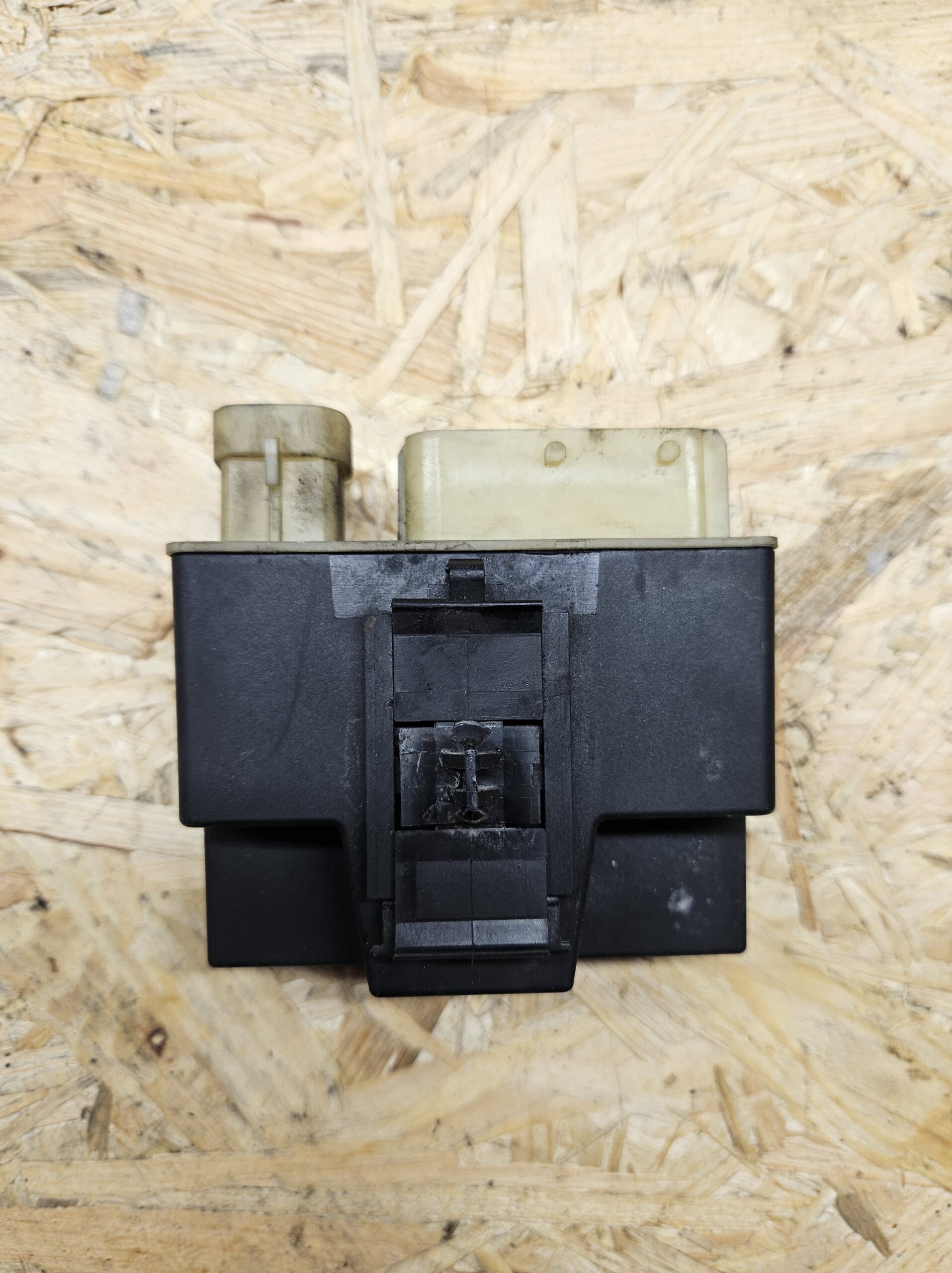 20251117_103538 Citroen eelsüüteküünalde relee 9662570880