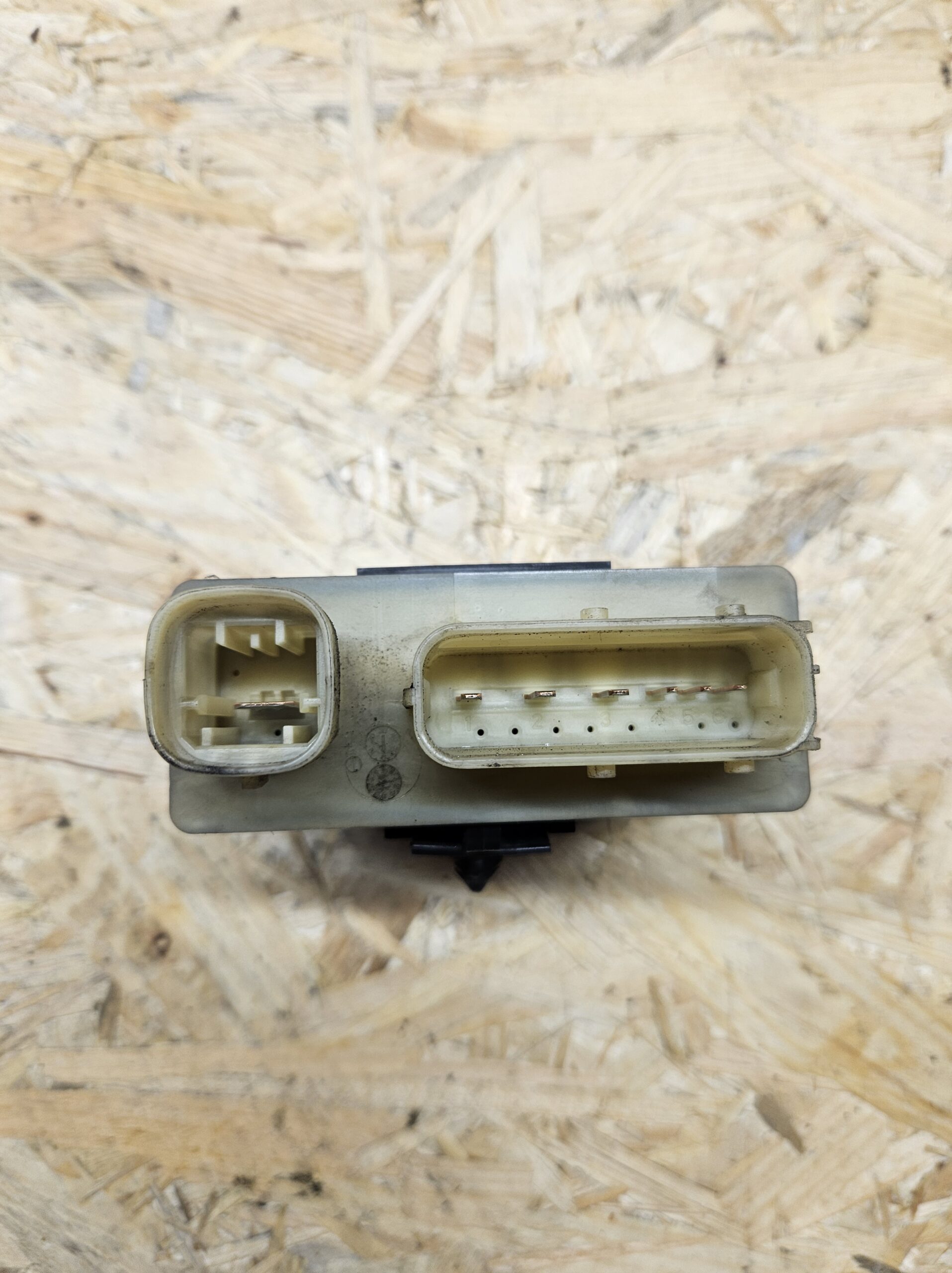 20251117_103543 Citroen eelsüüteküünalde relee 9662570880