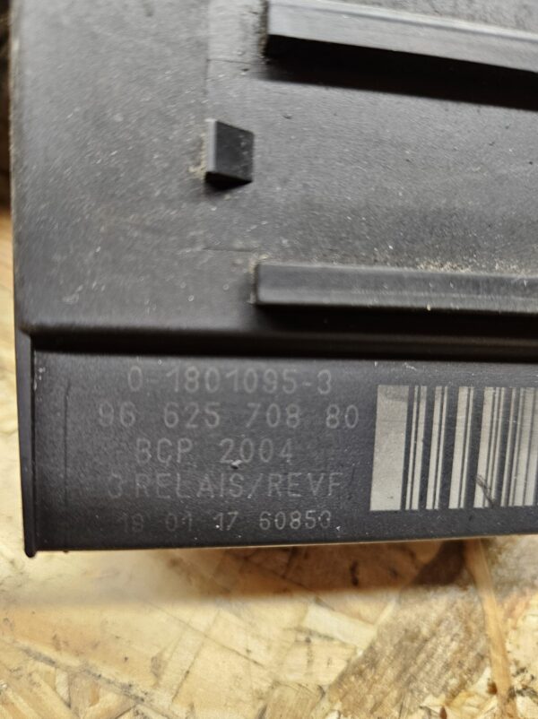 20251117_103601 Citroen eelsüüteküünalde relee 9662570880