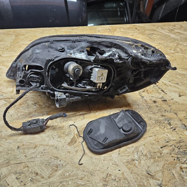 Volvo XC60 esituli parem