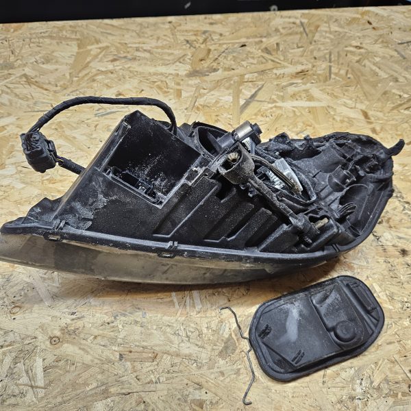 Volvo XC60 esituli parem