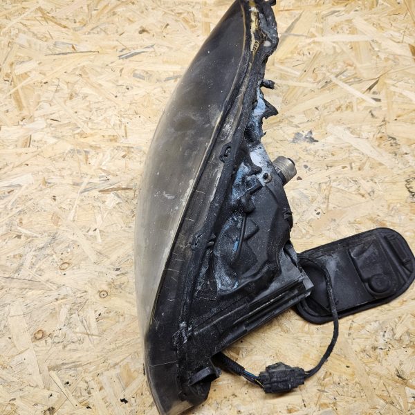 Volvo XC60 esituli parem