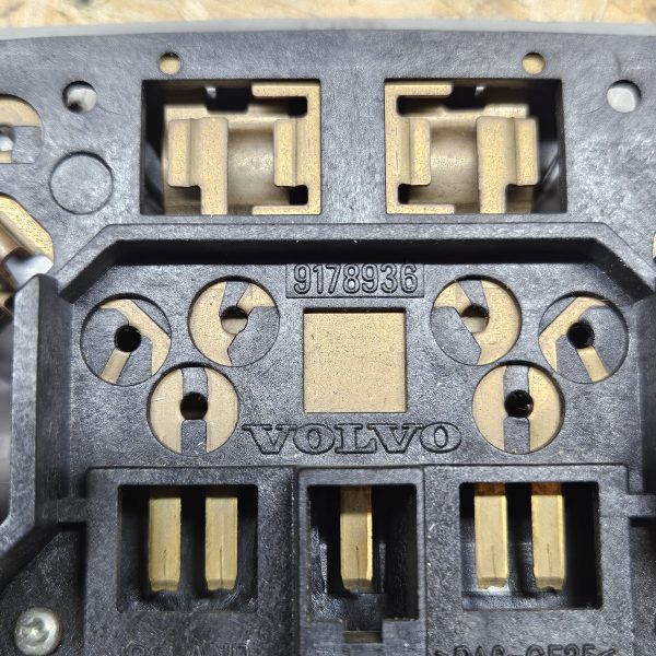 Volvo salongivalgusti 9178936