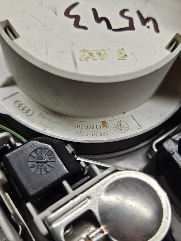 20251202_092721 Audi salongi valgusti 4B0959613B