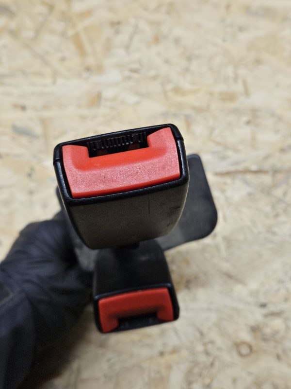 Audi tagumise istme turvavöö vastus 8D0857739