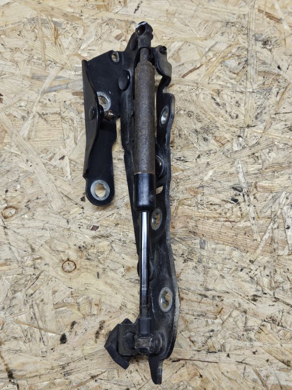 20251202_110153 Volvo S60 kapoti hing parem