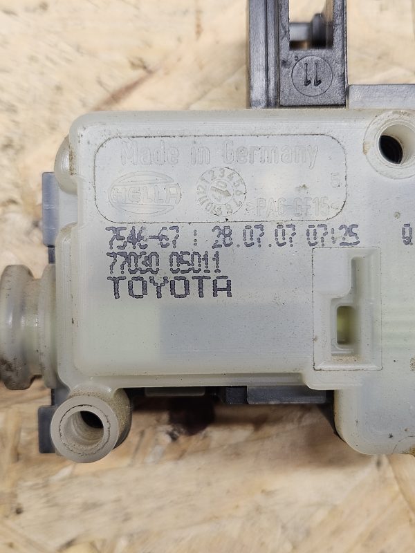 20251202_134644 Toyota kütuseluugi lukk 77030-05011