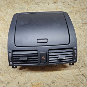 Toyota Avensis armatuuri laegas