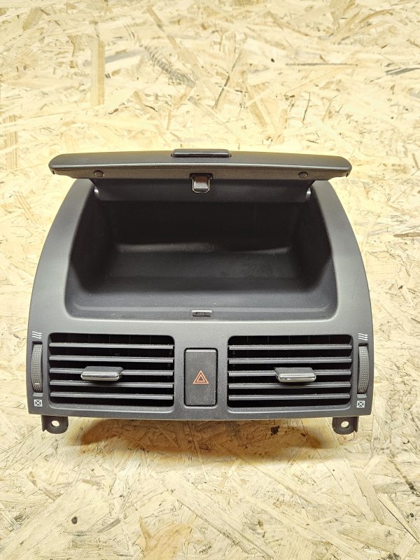 Toyota Avensis armatuuri laegas