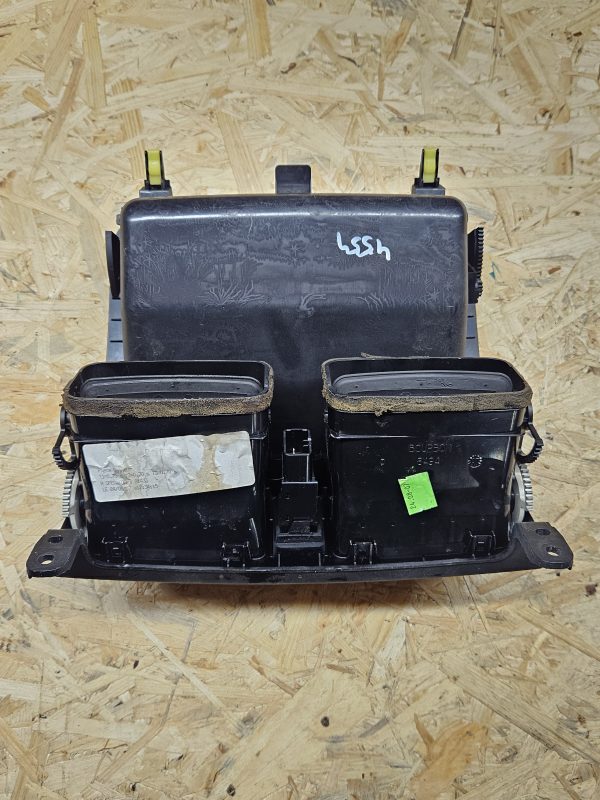 Toyota Avensis armatuuri laegas