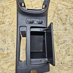 20251202_135142 Toyota Avensis keskkonsooli kate