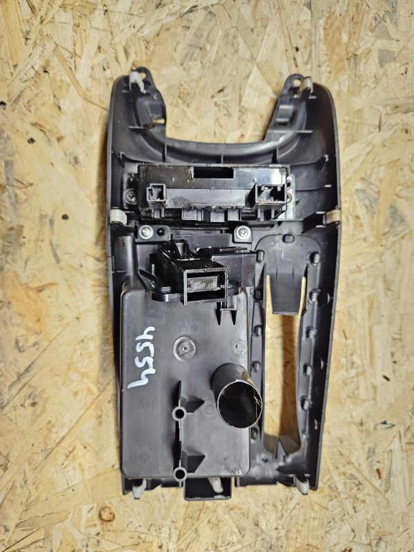 Toyota Avensis keskkonsooli kate