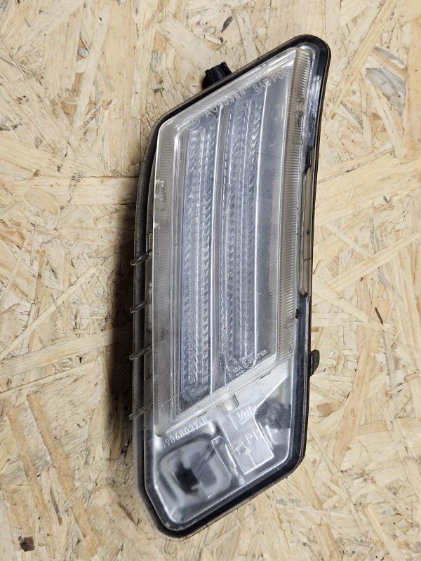 20251202_142509 Volvo XC60 päevasõidu tuli vasak 89068027-F