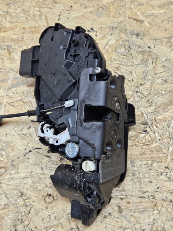 20251215_152639 Volvo XC60 ukselukk taga, vasak 30799330