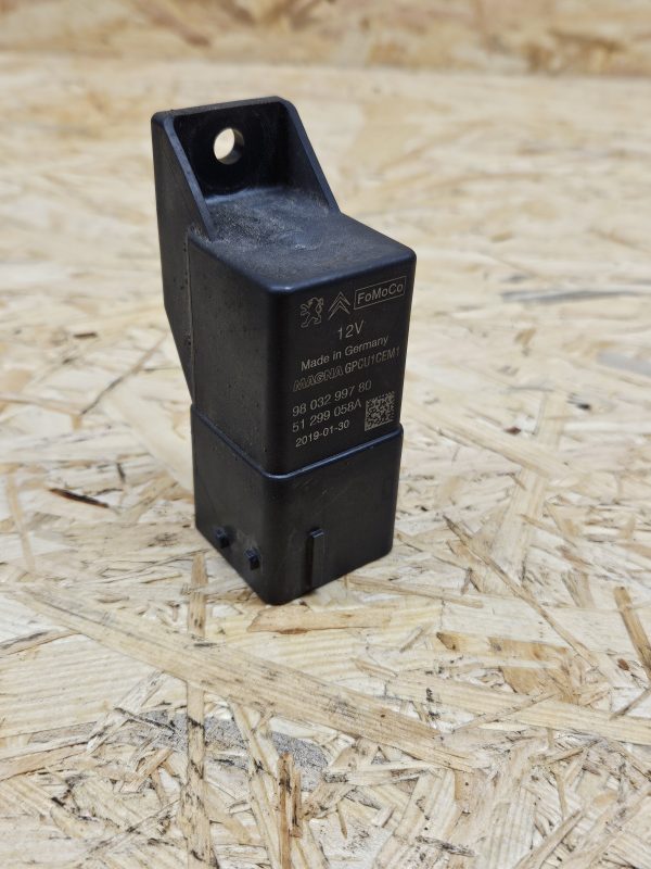 Citroen eelsüüteküünalde relee 9803299780