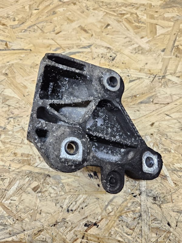 Citroen käigukasti kinnitus 9801956080