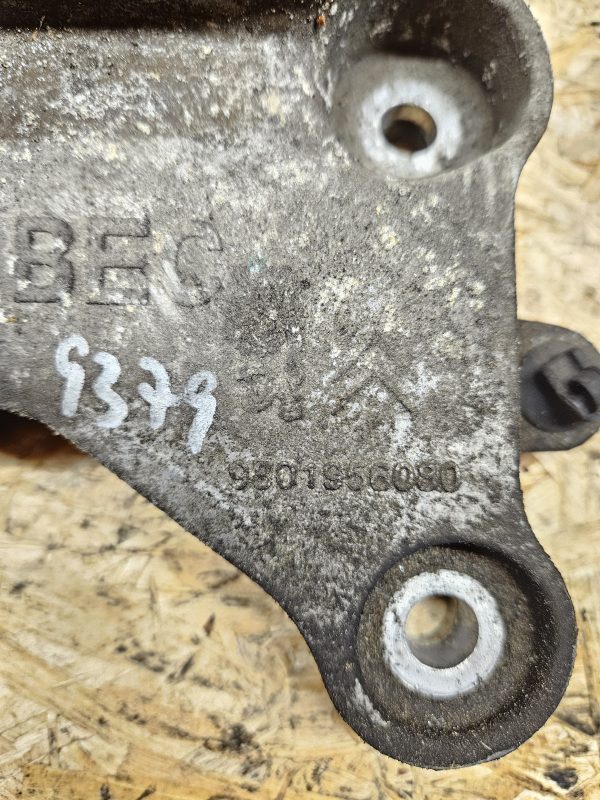 Citroen käigukasti kinnitus 9801956080