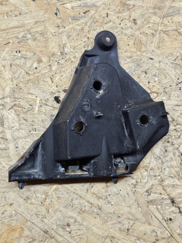 Volvo XC60 esistange kinnitus parem 30764619