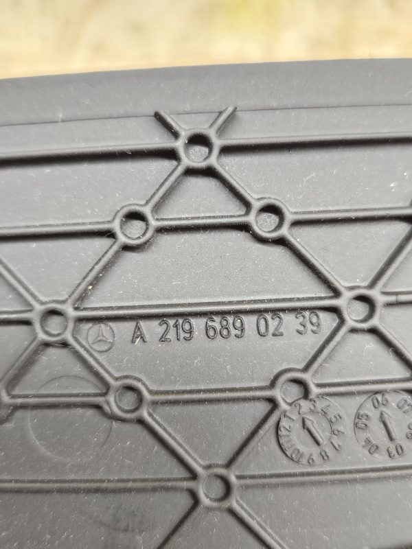 20251217_153802 Mercedes-Benz näidikute ümbris A2196890239