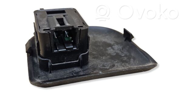 Jeep Grand Cherokee Tailgate opening switch