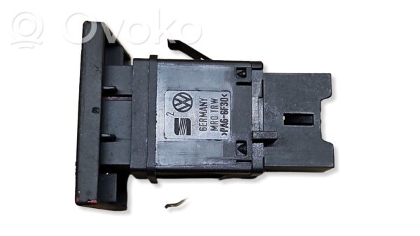 Volkswagen Touareg I Hazard light switch